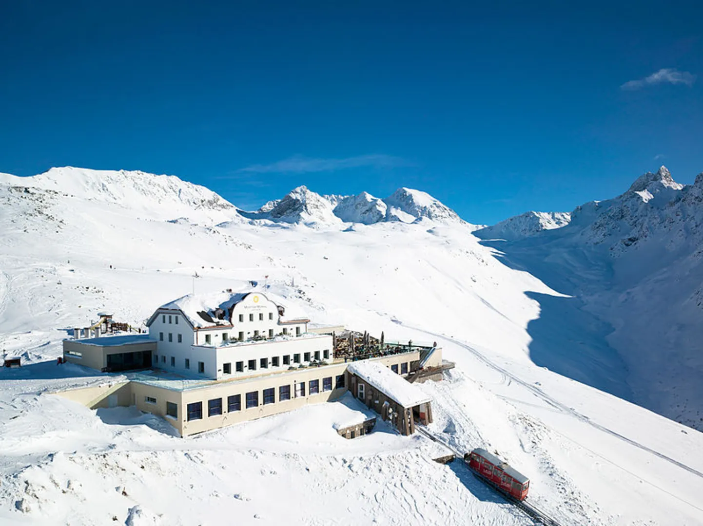 An image depicting the trail Upper Engadin Panoramic Trail and its surrounding area.