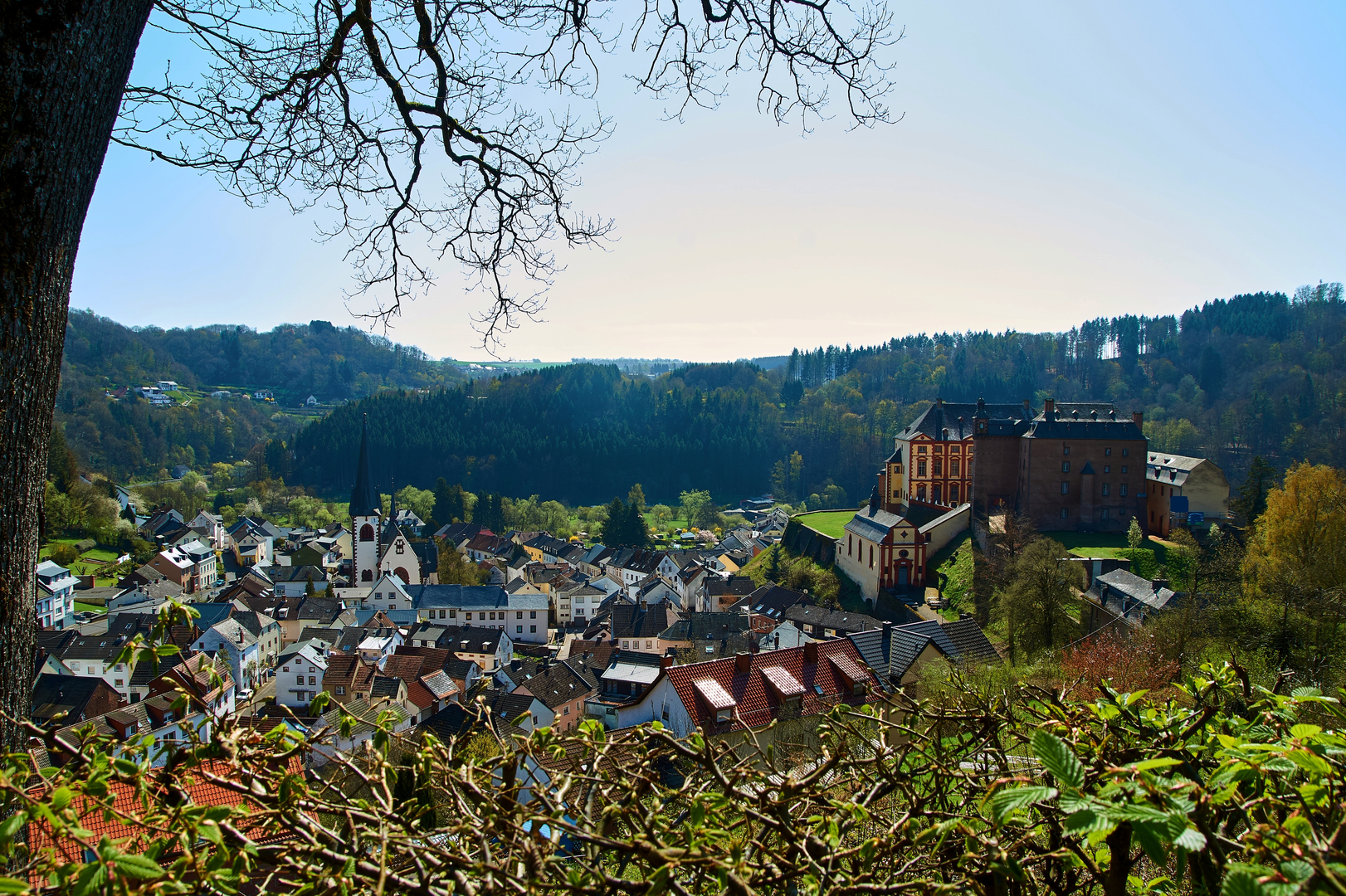 An image depicting the trail Mosel-Our-Weg and its surrounding area.