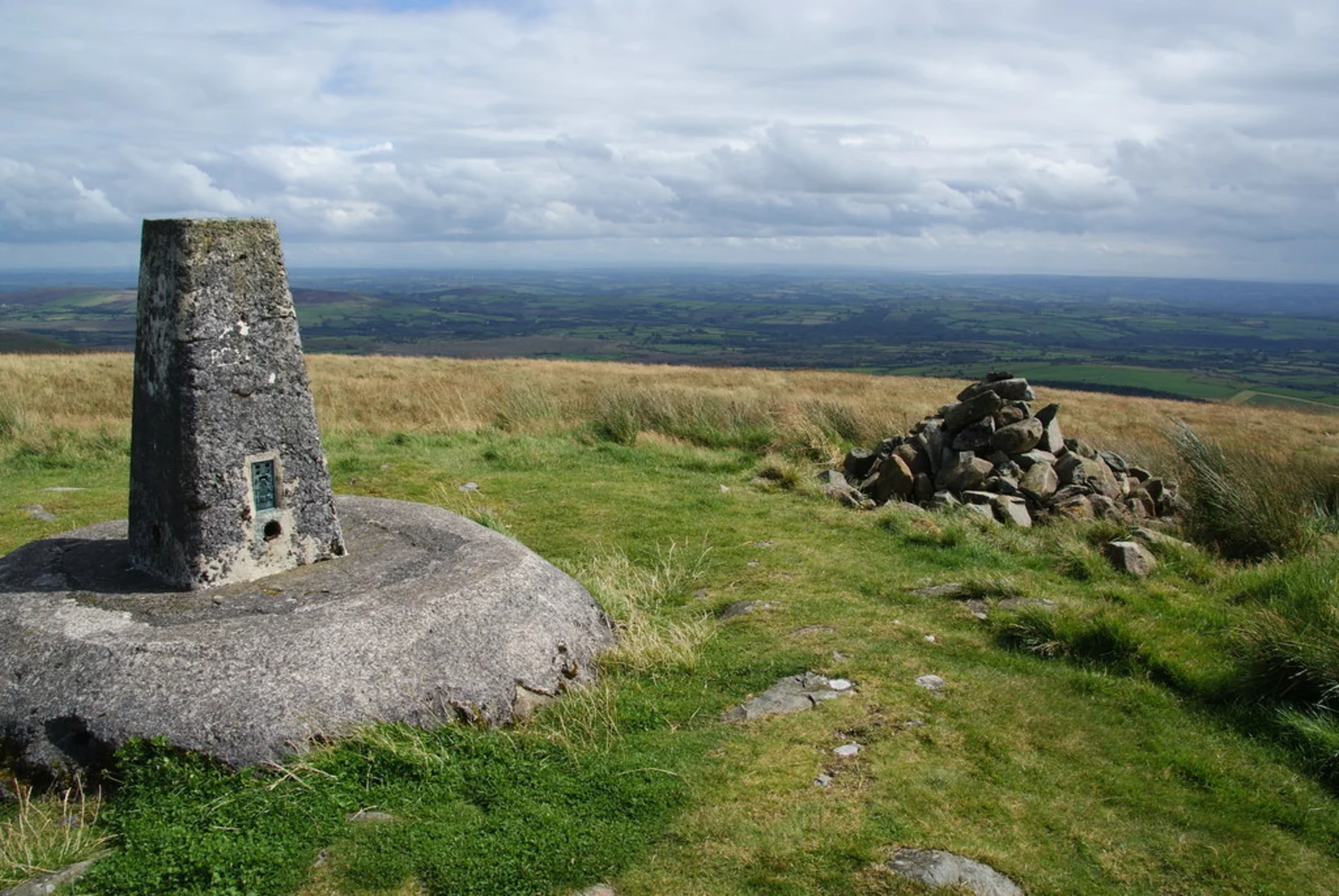 An image depicting the trail Foel Cwmcerwyn and its surrounding area.