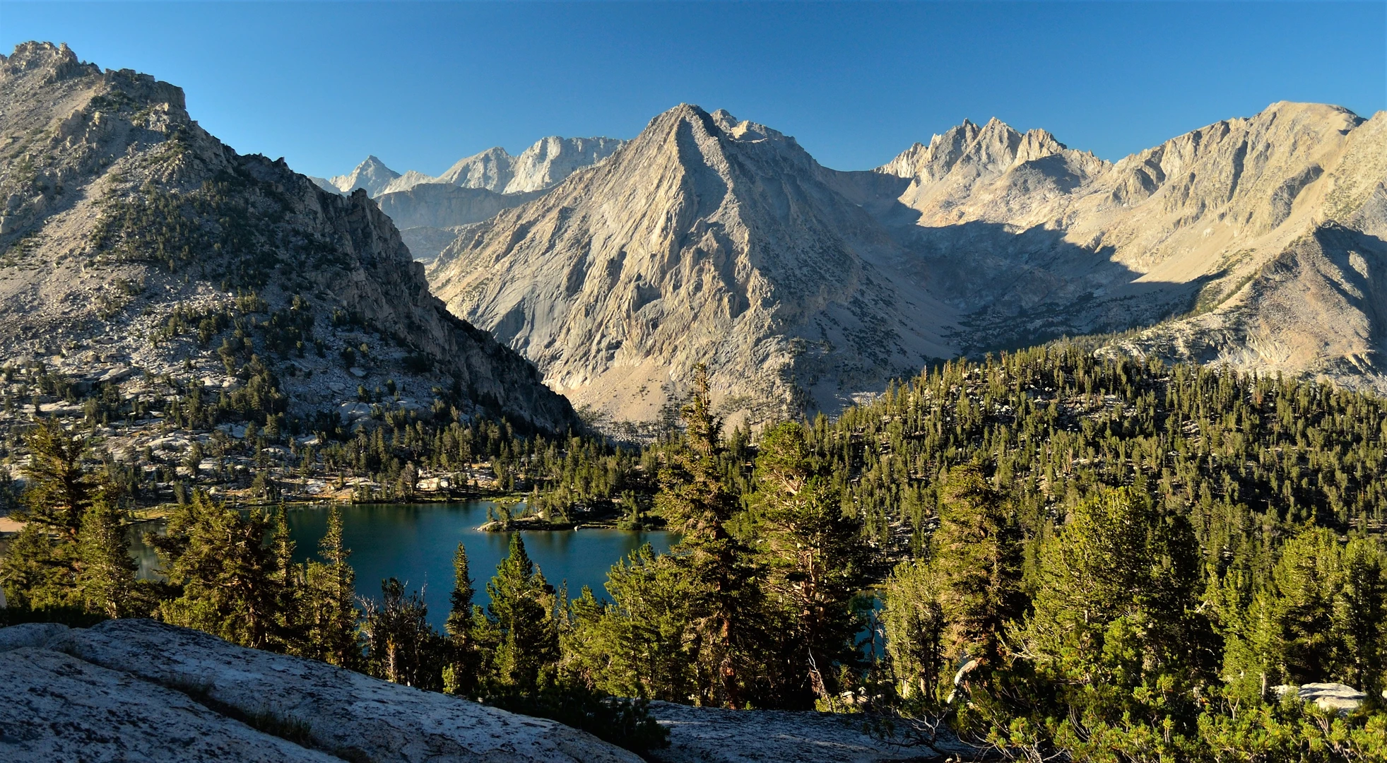 An image depicting the trail Gilbert, Flower and Matlock Lakes via Bullfrog Lake Trail and its surrounding area.