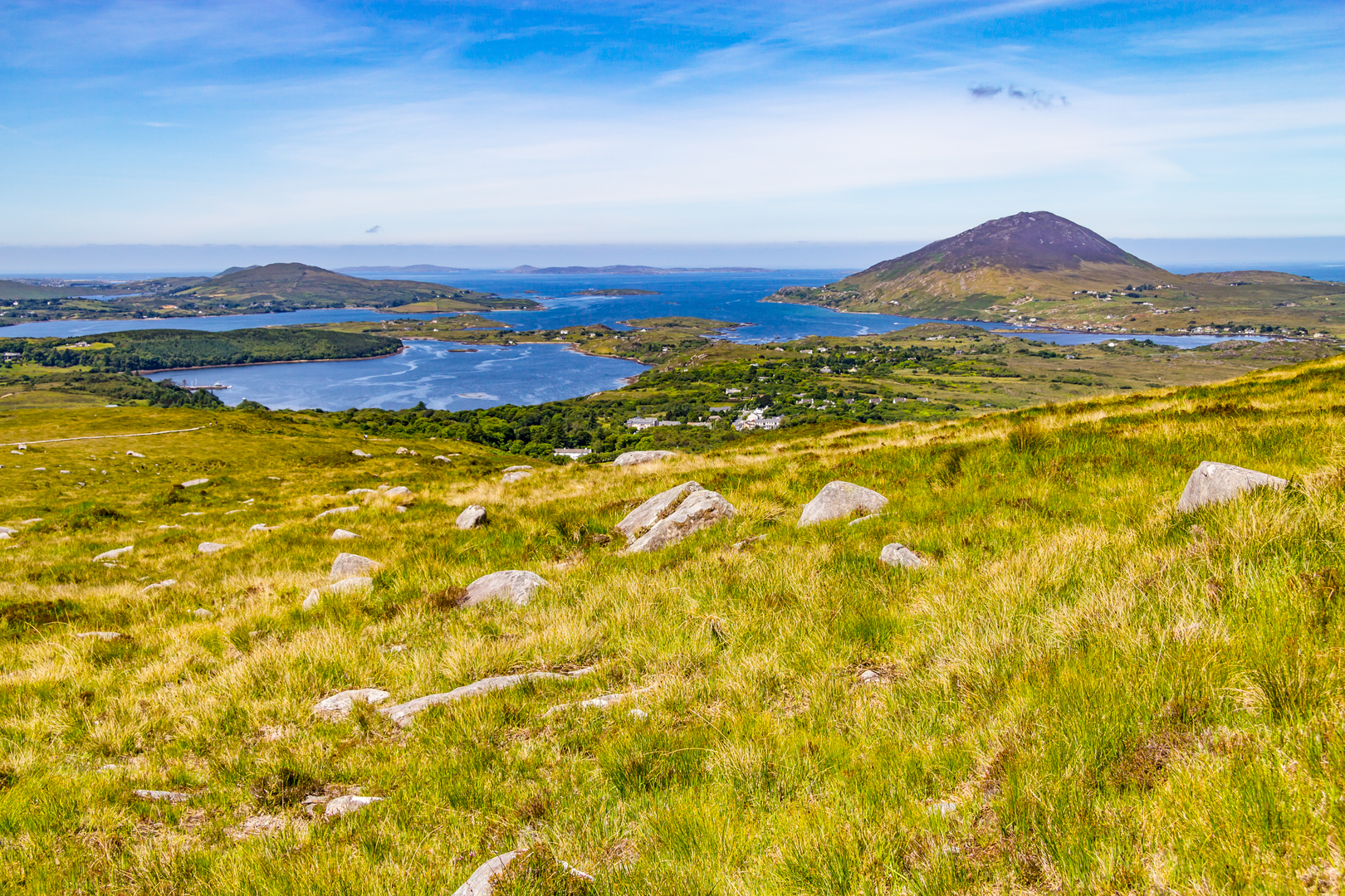 An image depicting the trail Bealach Siuloidi Leitir Meallain - Blue Trail Bothar na Sop and its surrounding area.