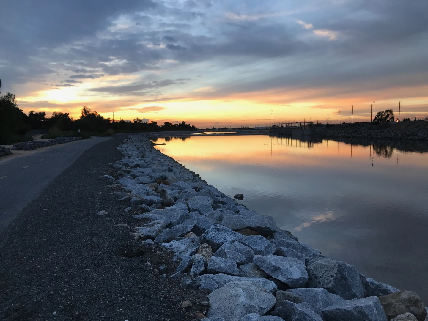 An image depicting the trail Santa Ana River Trail from Windsor Park and its surrounding area.