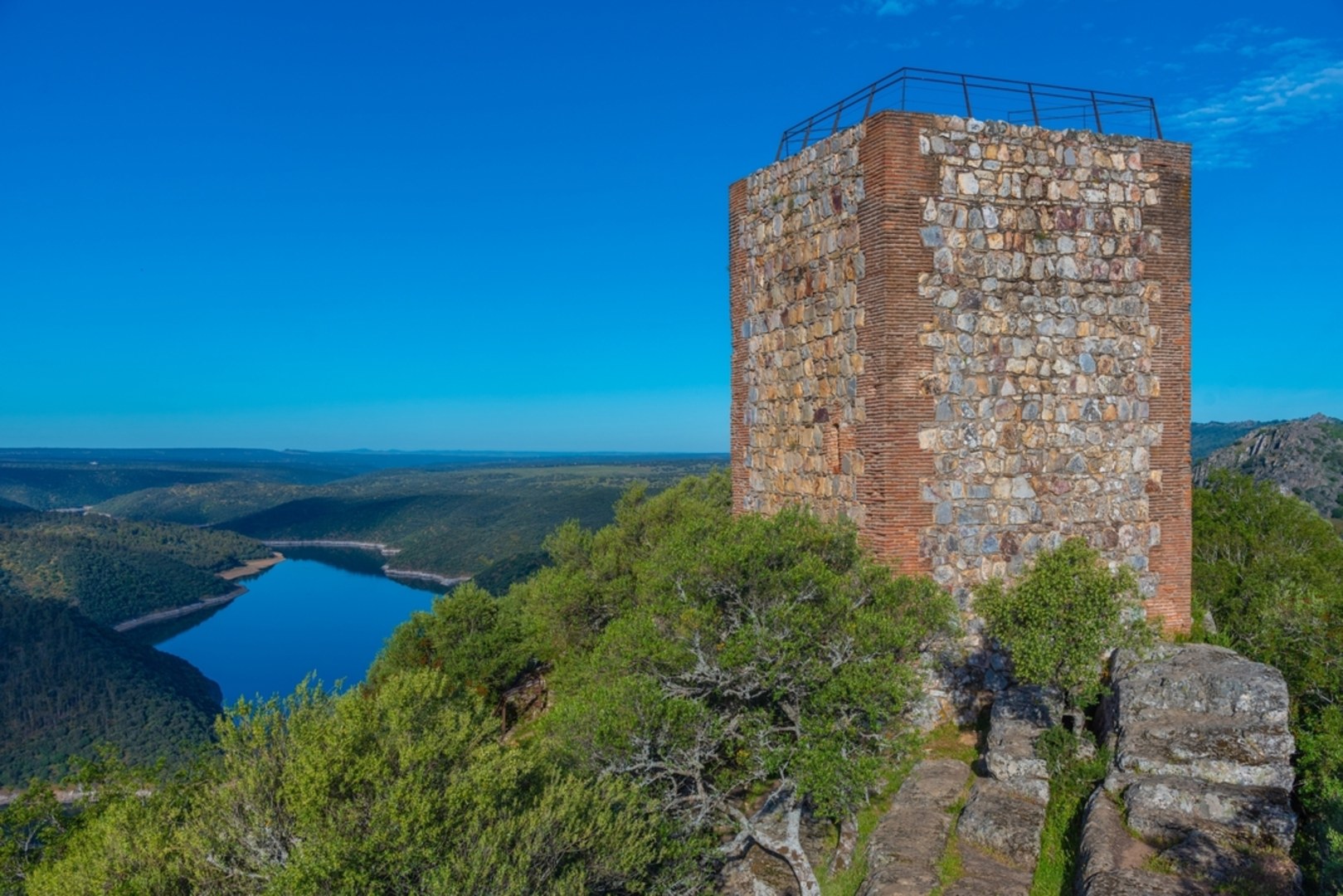 An image depicting the trail Castillo de Monfragüe Loop from Serradilla and its surrounding area.