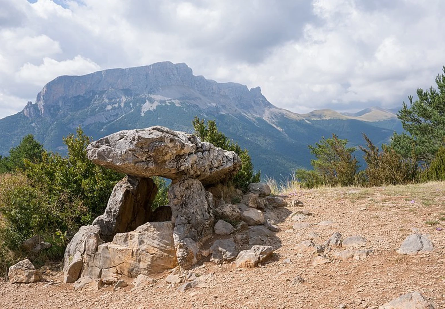 An image depicting the trail Tella - Estaroniello PR HU 39 and its surrounding area.