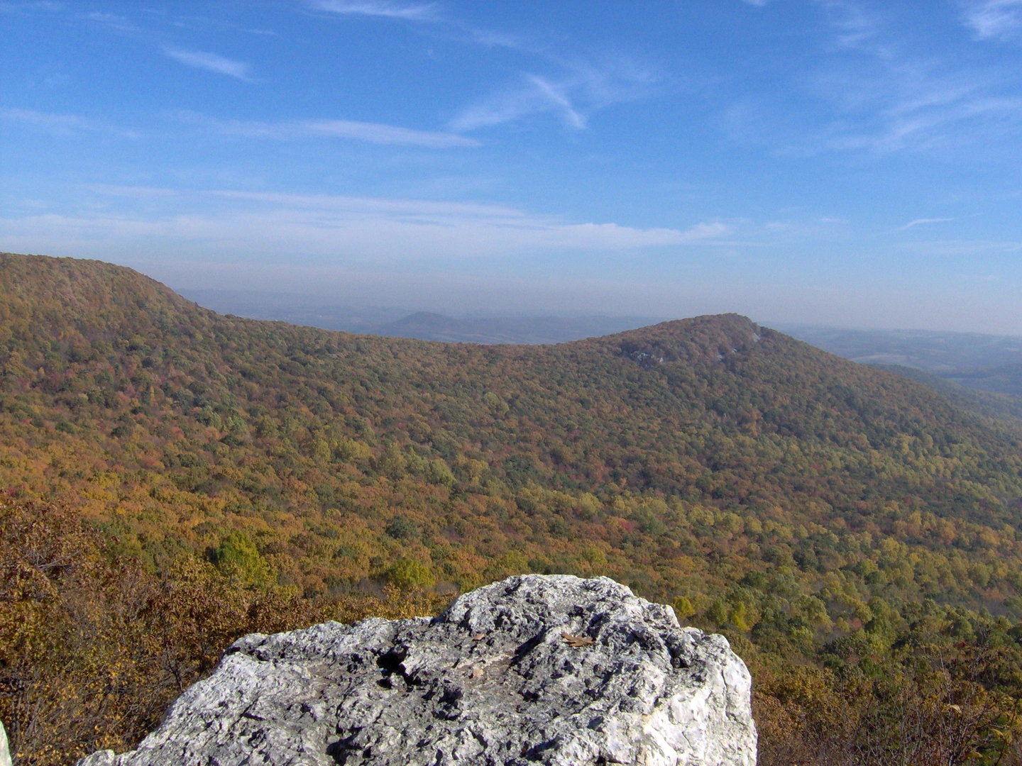 An image depicting the trail Pulpit Rock and its surrounding area.