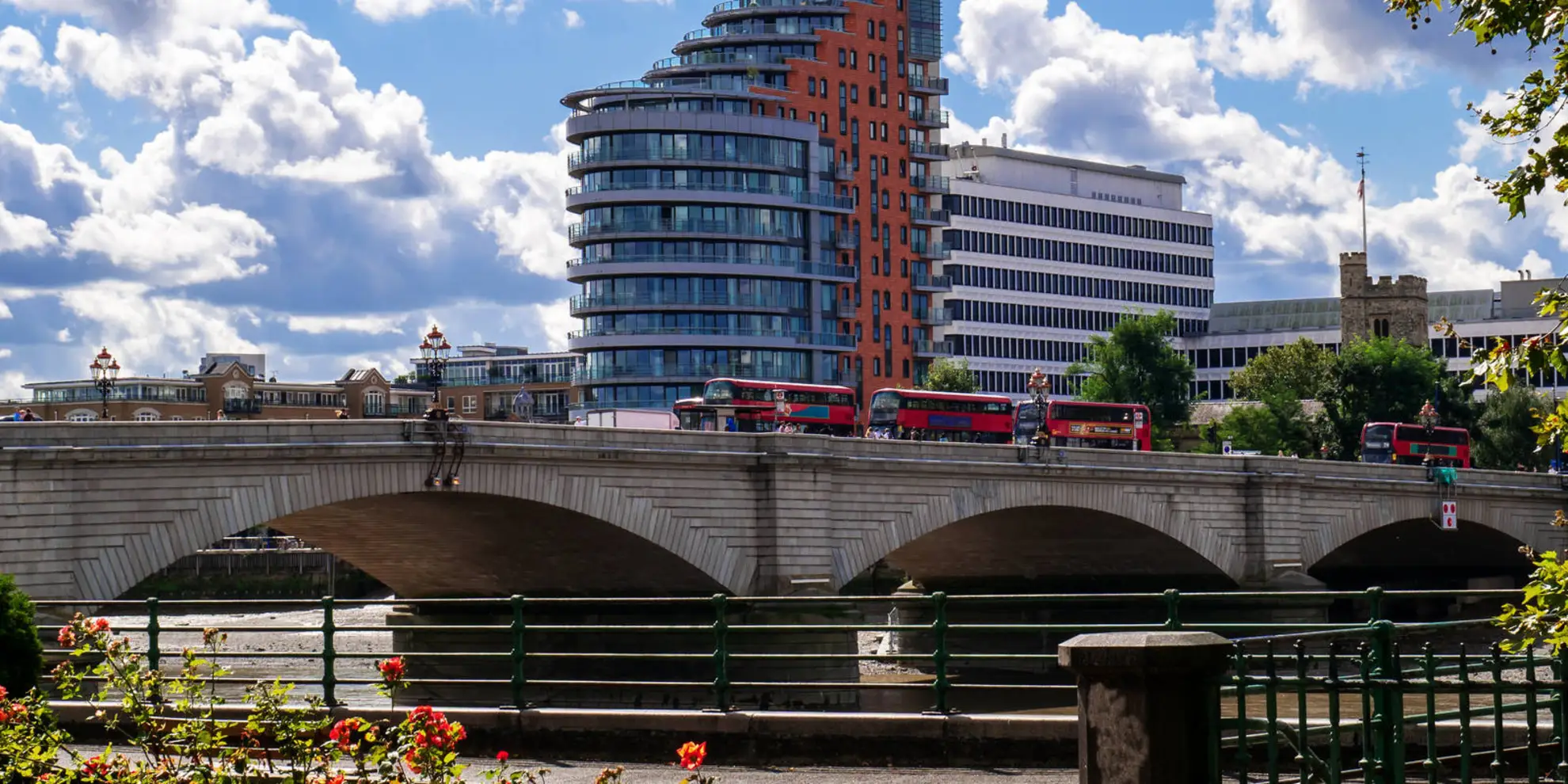 An image depicting the trail The Thames Path from Putney to Barnes and its surrounding area.