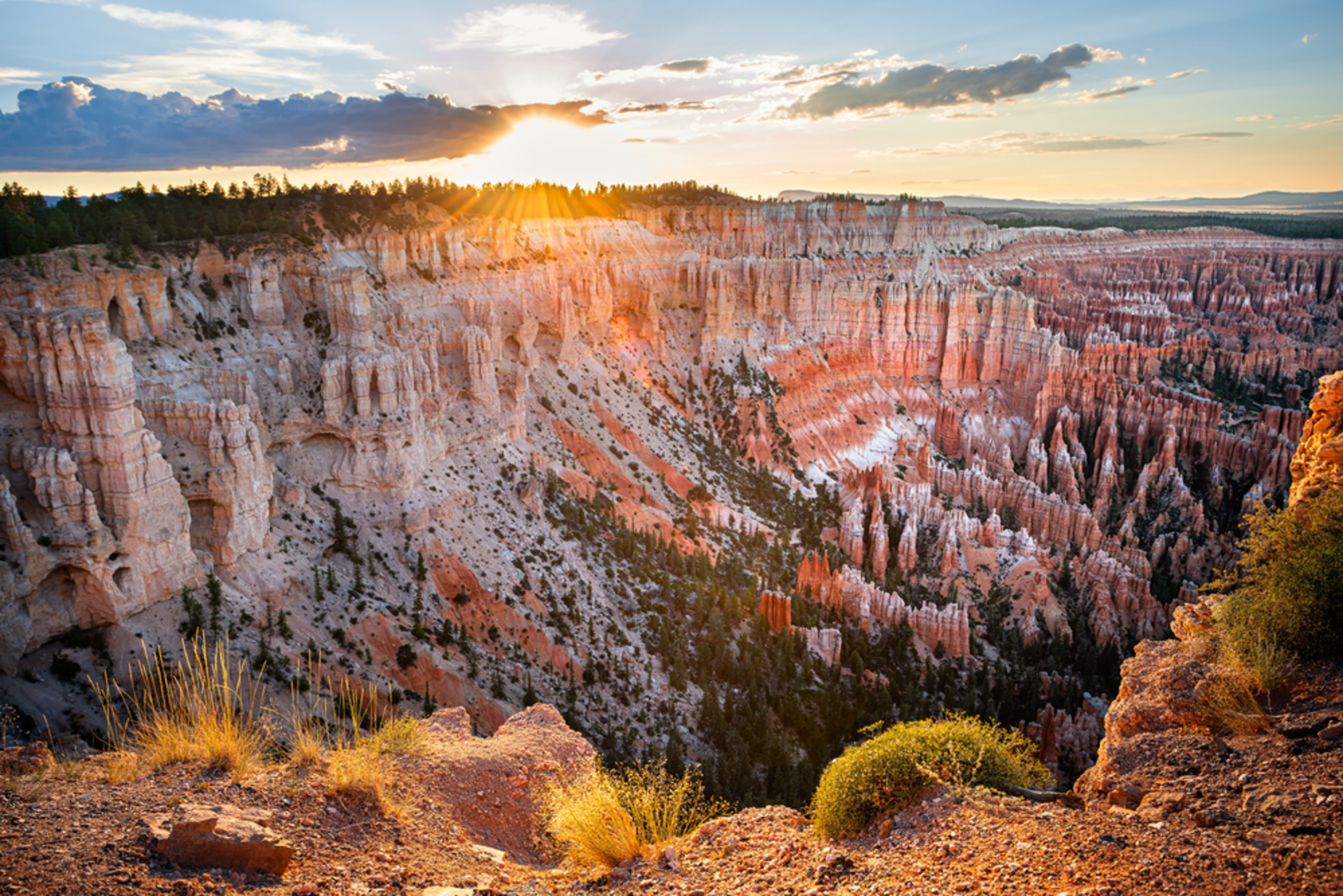 An image depicting the trail Peek-A-Boo Loop Trail and its surrounding area.