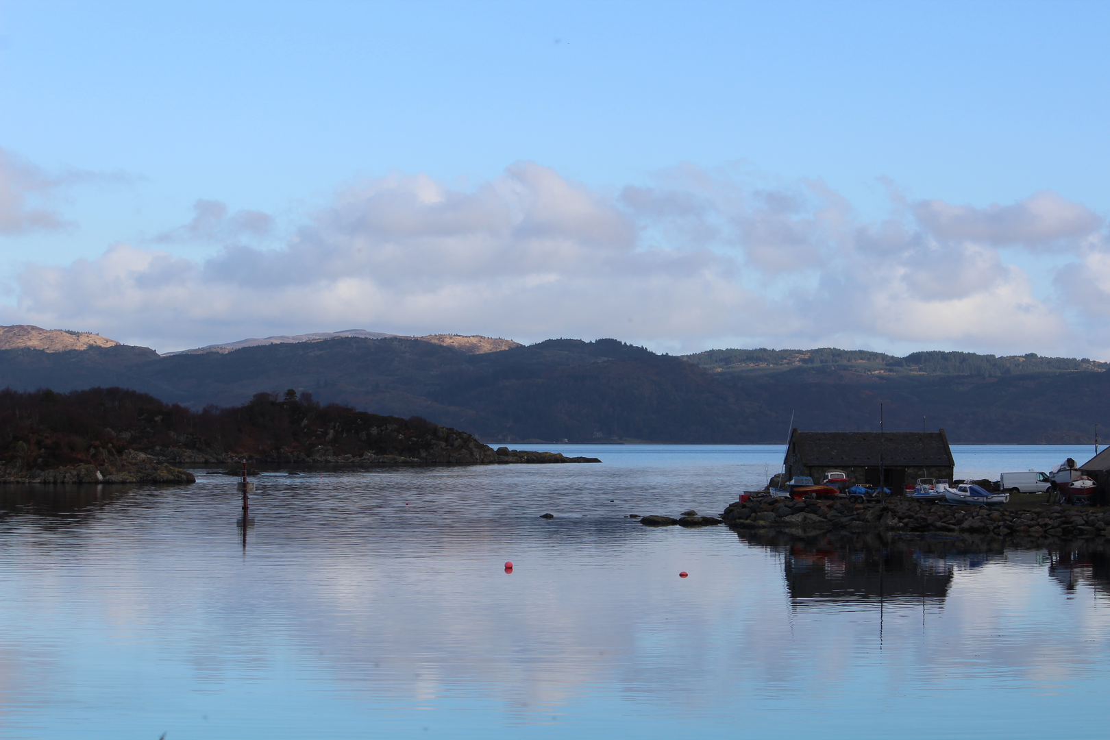An image depicting the trail Loch Tarbert via Loch na Fudarlaich and Glen Batrick and its surrounding area.