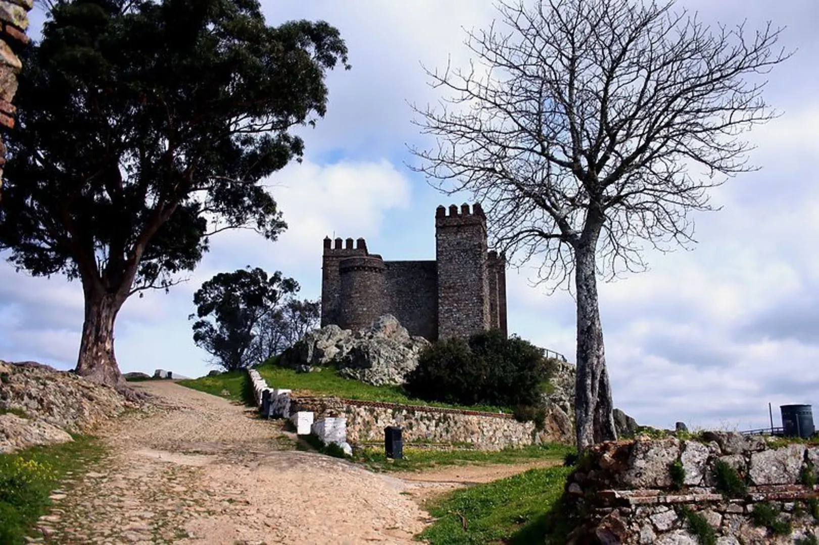 An image depicting the trail Cortegana - La Nava and its surrounding area.
