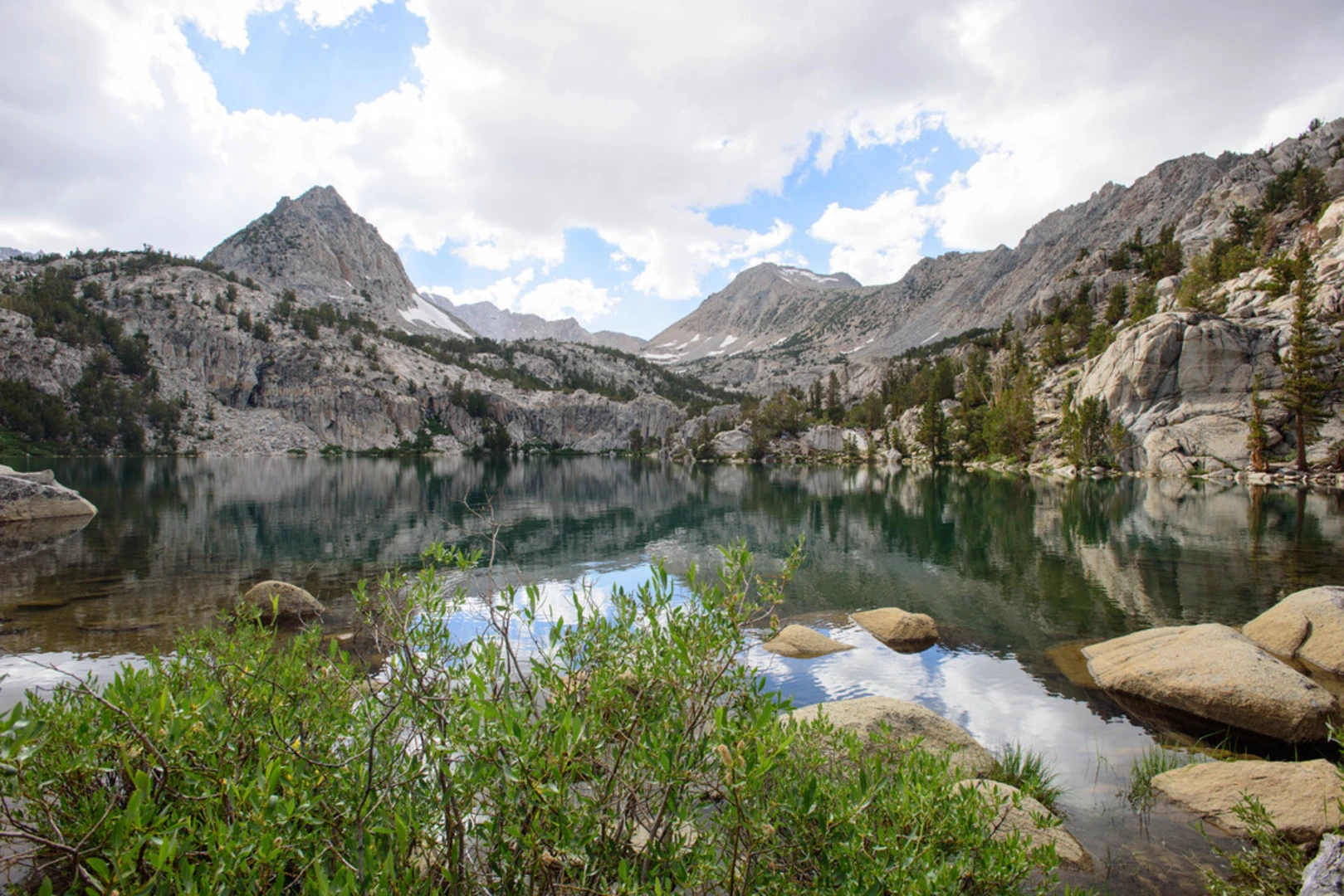 An image depicting the trail Lamarck Col Trail and its surrounding area.