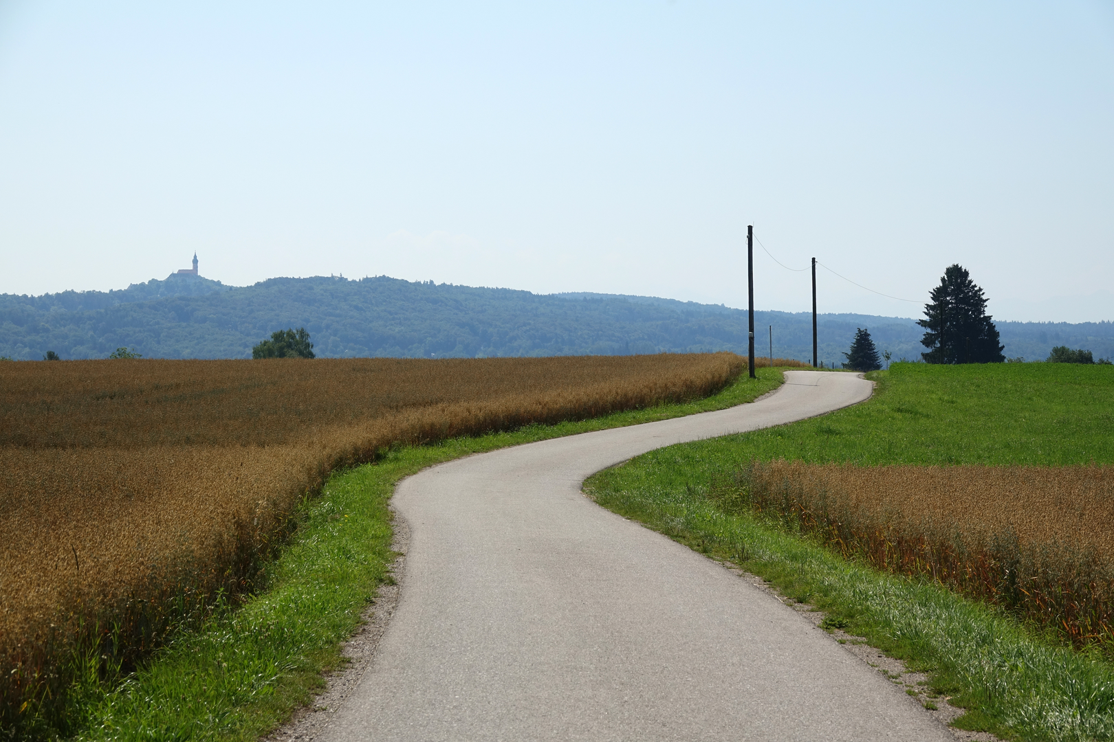 An image depicting the trail Jura2000-Tour and its surrounding area.
