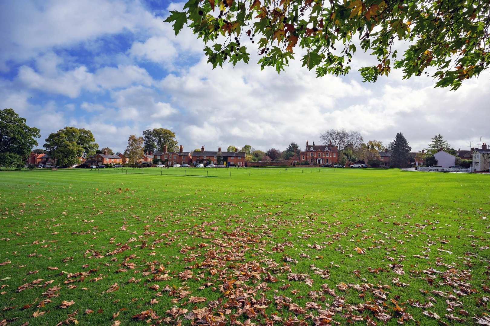 An image depicting the trail Thames Valley Loop Walk and its surrounding area.