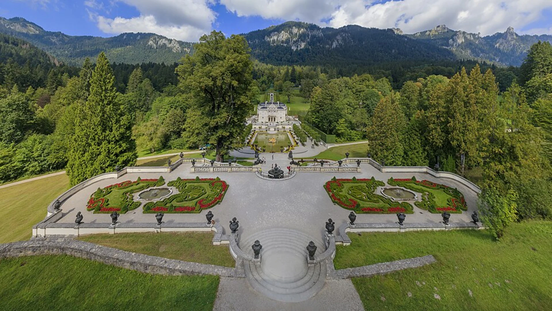 An image depicting the trail Linderhof Castle and Schlosspark Linderhof Loop and its surrounding area.