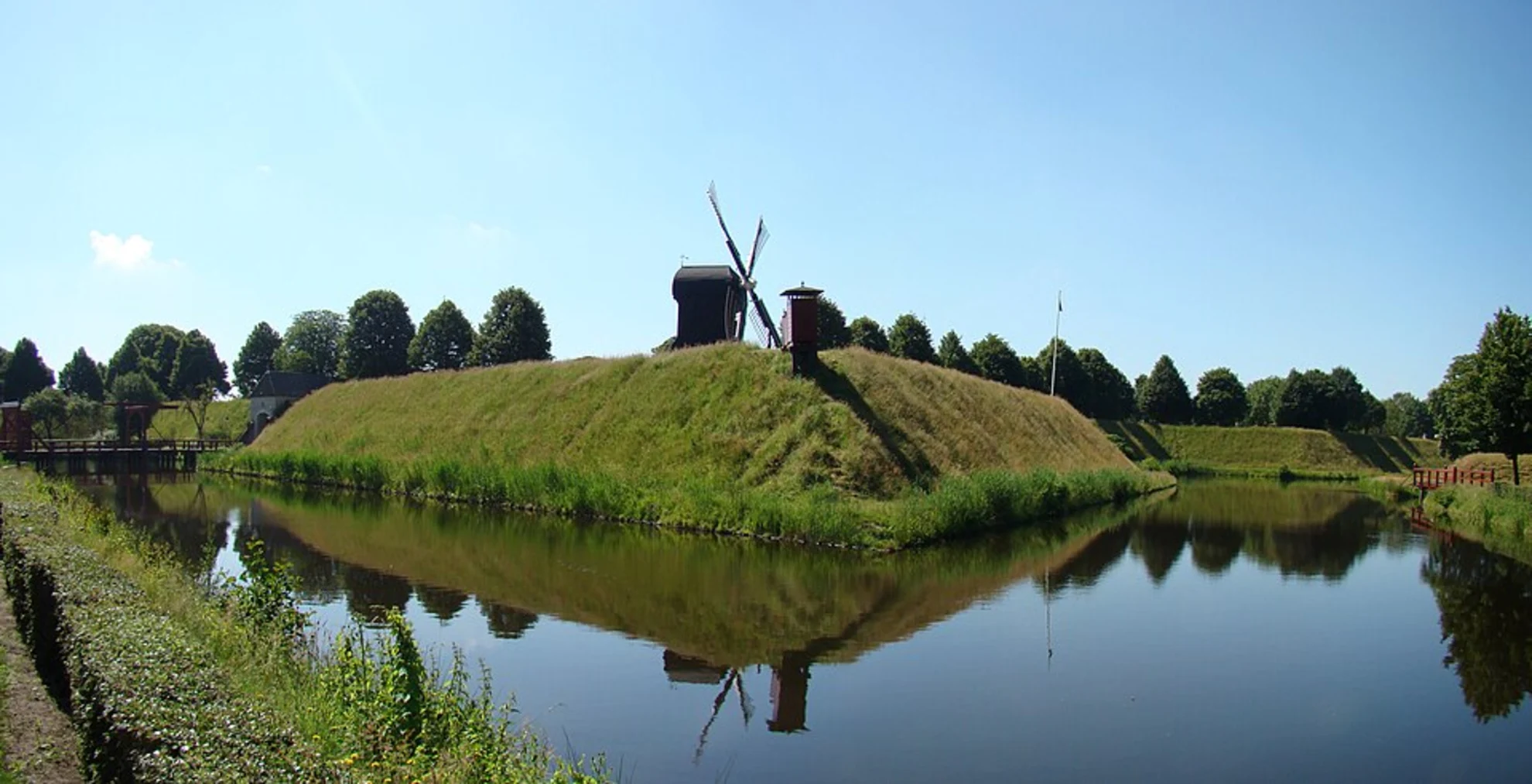 An image depicting the trail Vesting museum via Lange Bedekte Weg and its surrounding area.