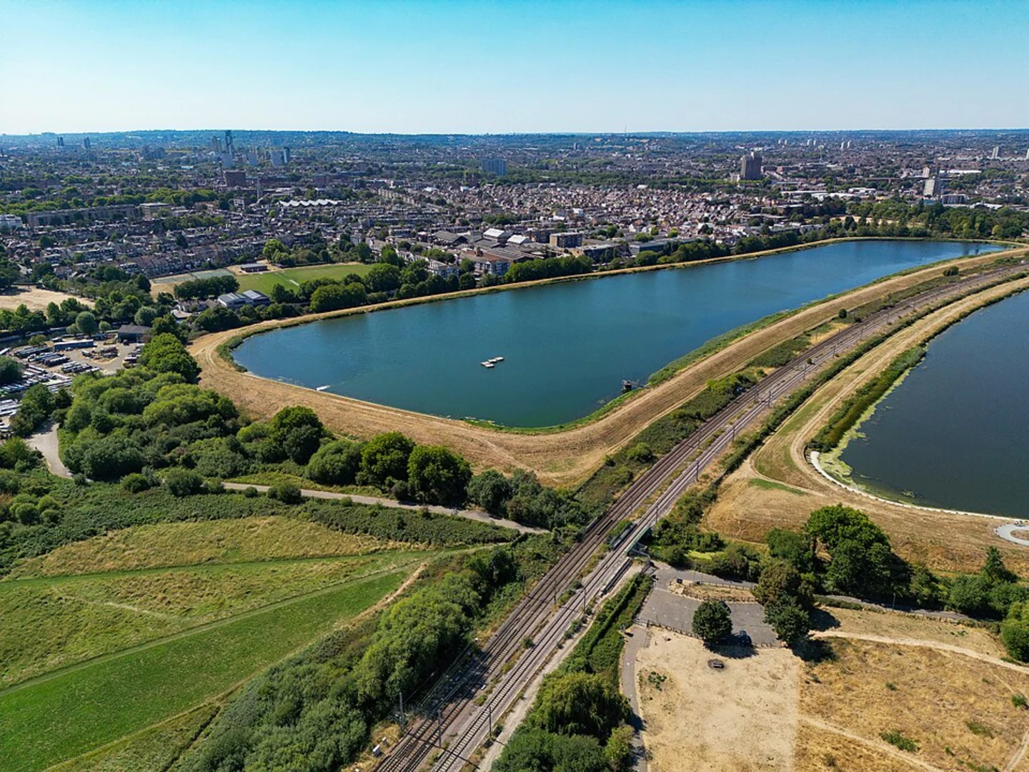 An image depicting the trail Walthamstow Wetlands to Queen Elizabeth Olympic Park Walk and its surrounding area.