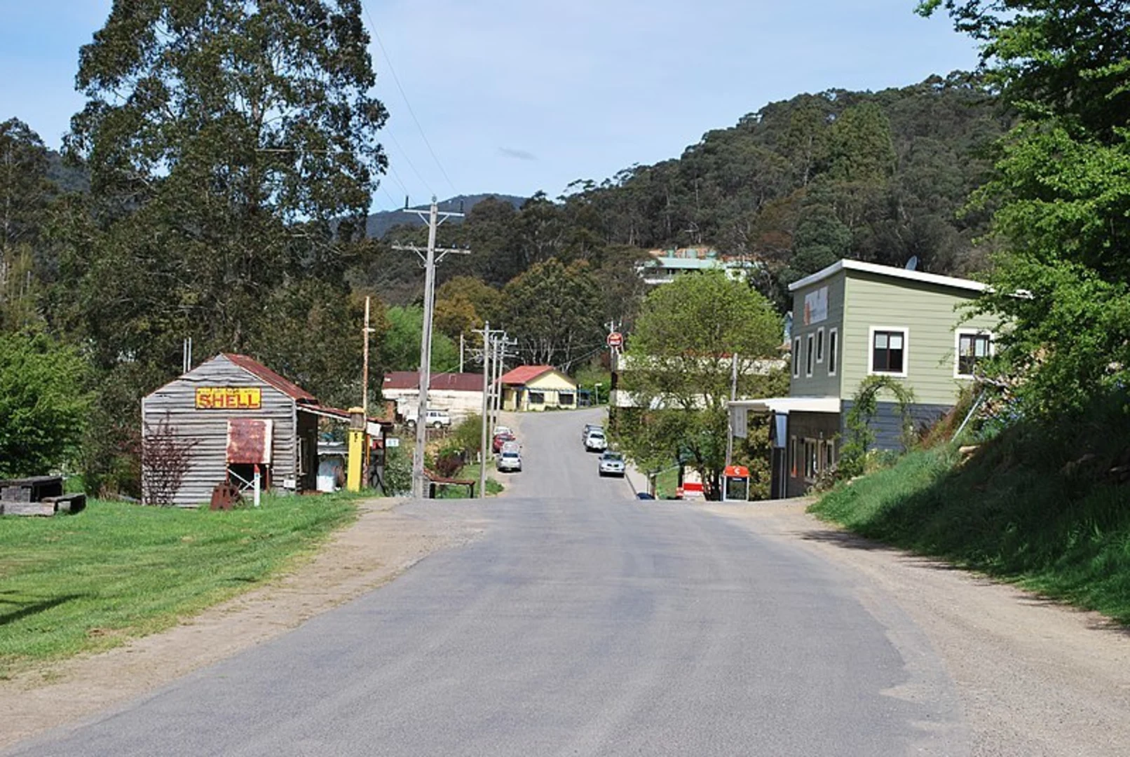An image depicting the trail Cherry Point and Johnston Hill via McMillans Walking Track and its surrounding area.