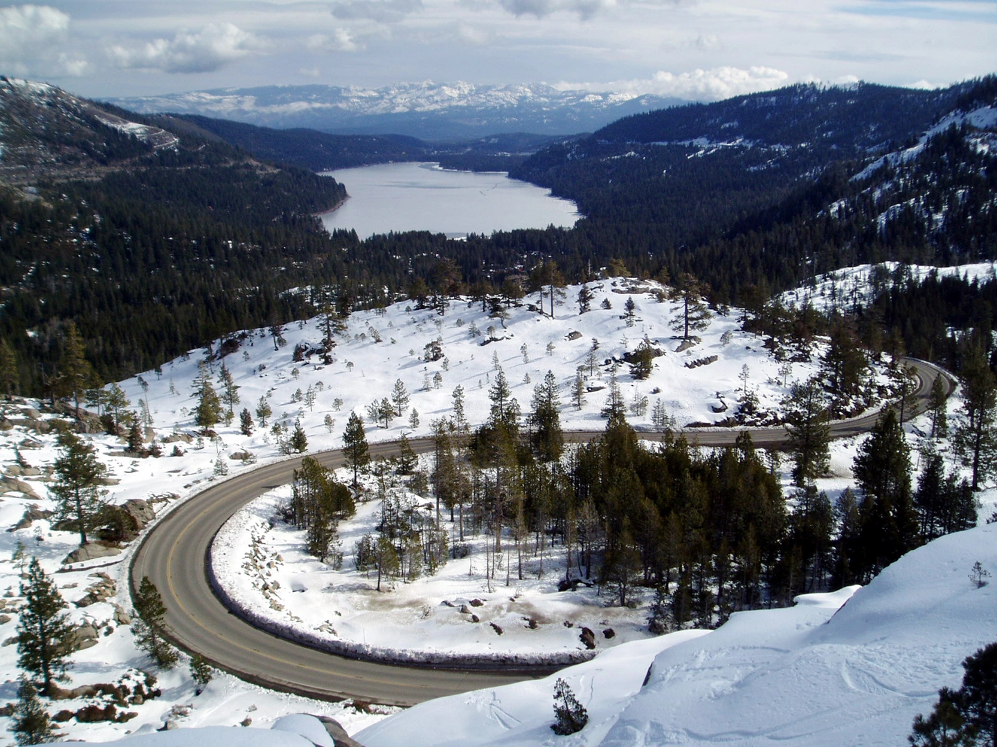 An image depicting the trail Donner Pass and its surrounding area.