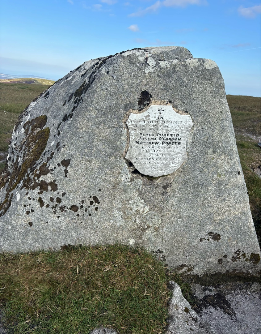 An image depicting the trail Black Hill, Mullaghcleevaun and Crocknanoo and Ballynultagh Loop and its surrounding area.