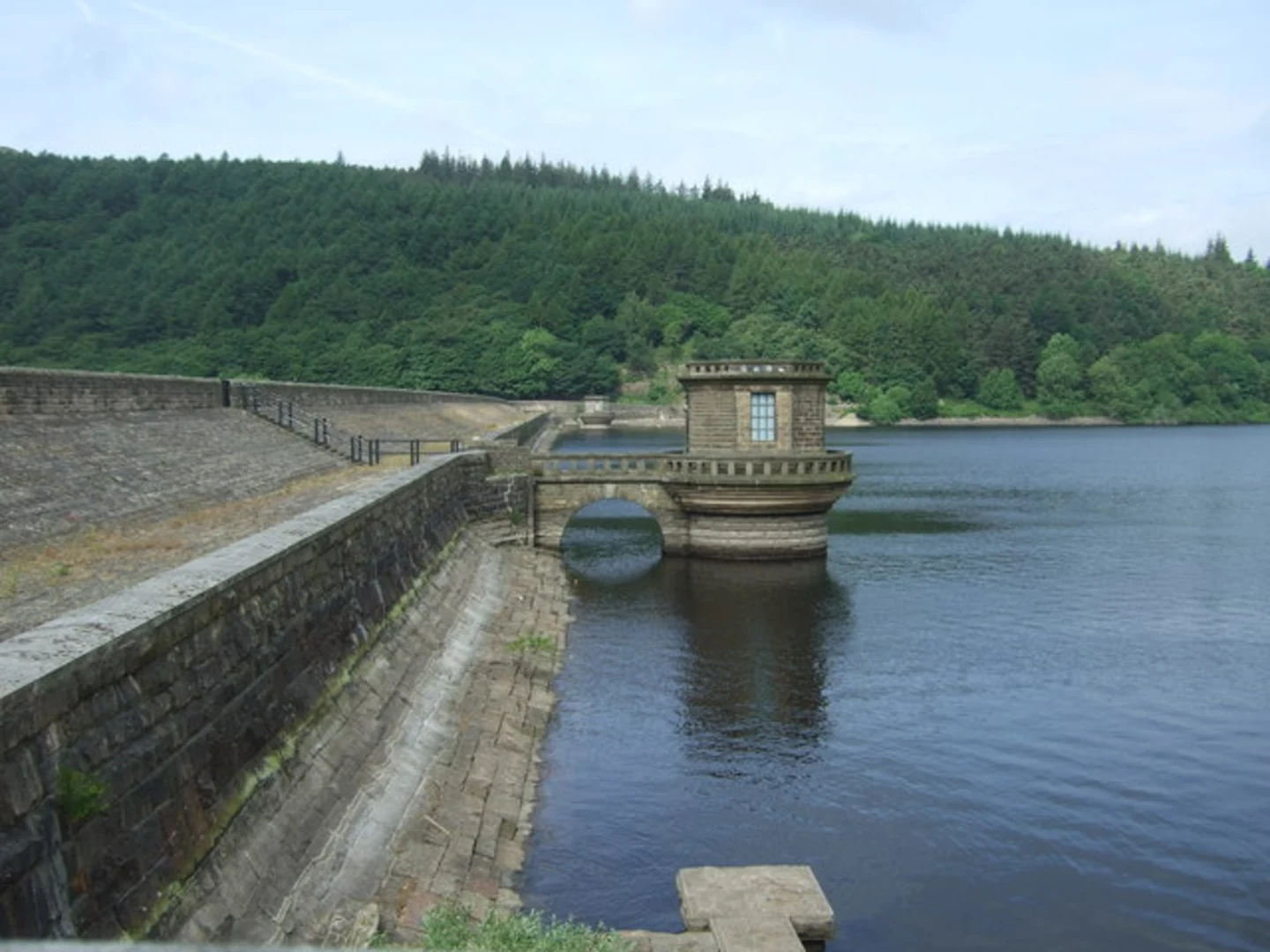 An image depicting the trail Hathersage to Yorkshire Bridge Loop via Ladybower Reservoir and its surrounding area.