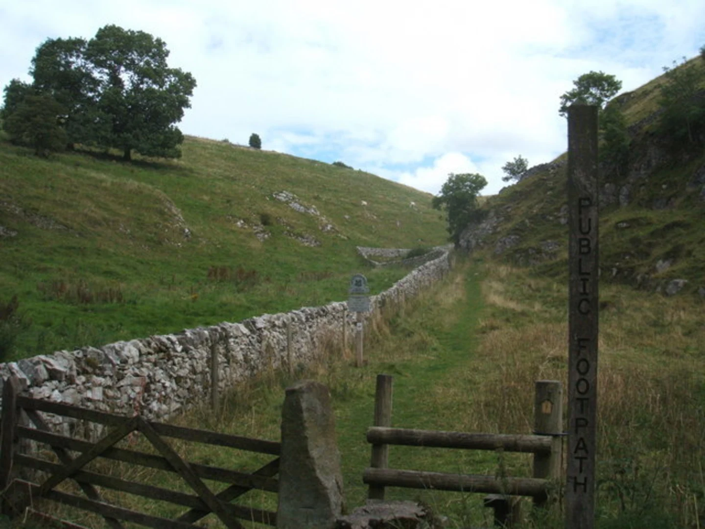 An image depicting the trail High Wheeldon Walk and its surrounding area.