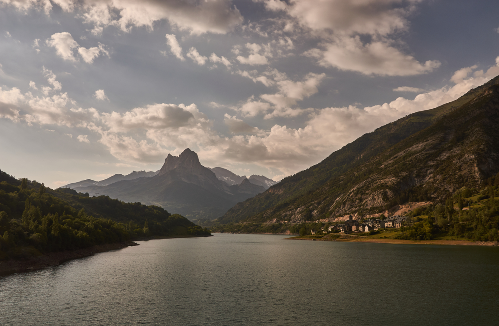 An image depicting the trail Sallent de Gállego - Hoz de Jaca PR HU 92 and its surrounding area.