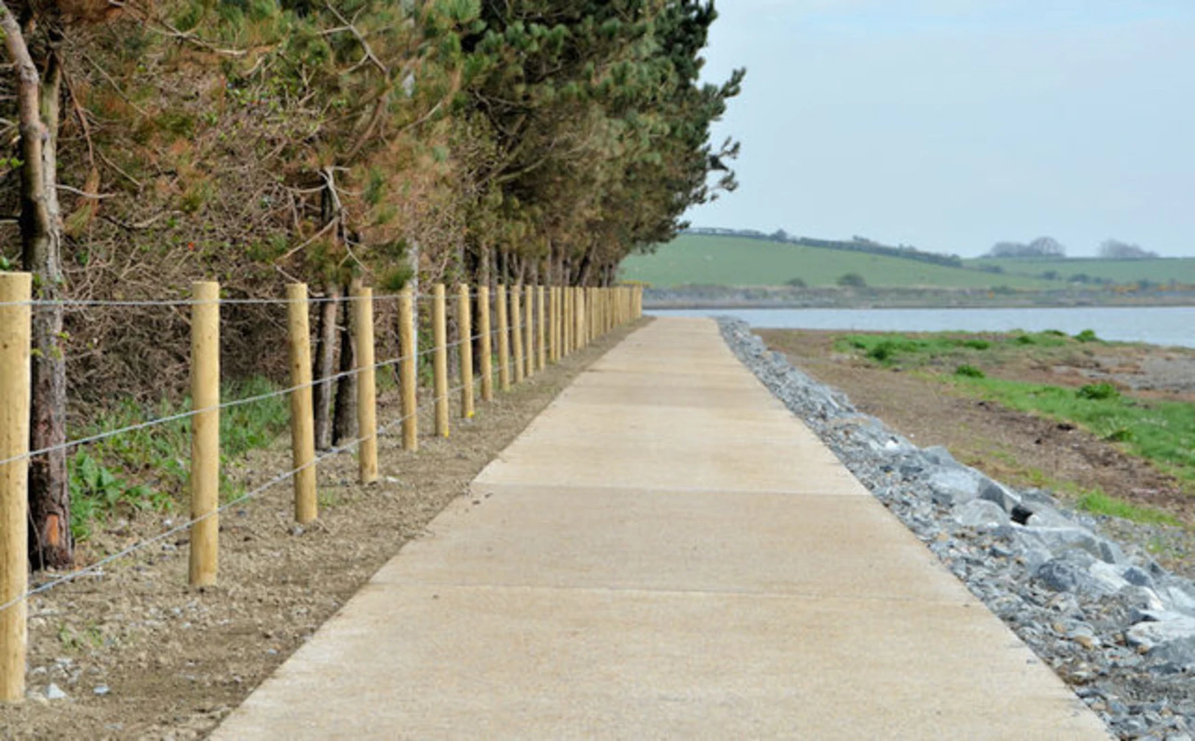 An image depicting the trail Dundrum Coastal Path and its surrounding area.