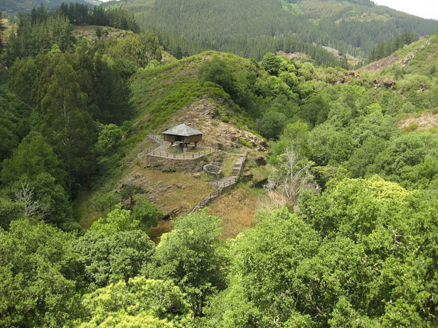 An image depicting the trail PR G 145 Ruta da Marronda - Alto Eo and its surrounding area.