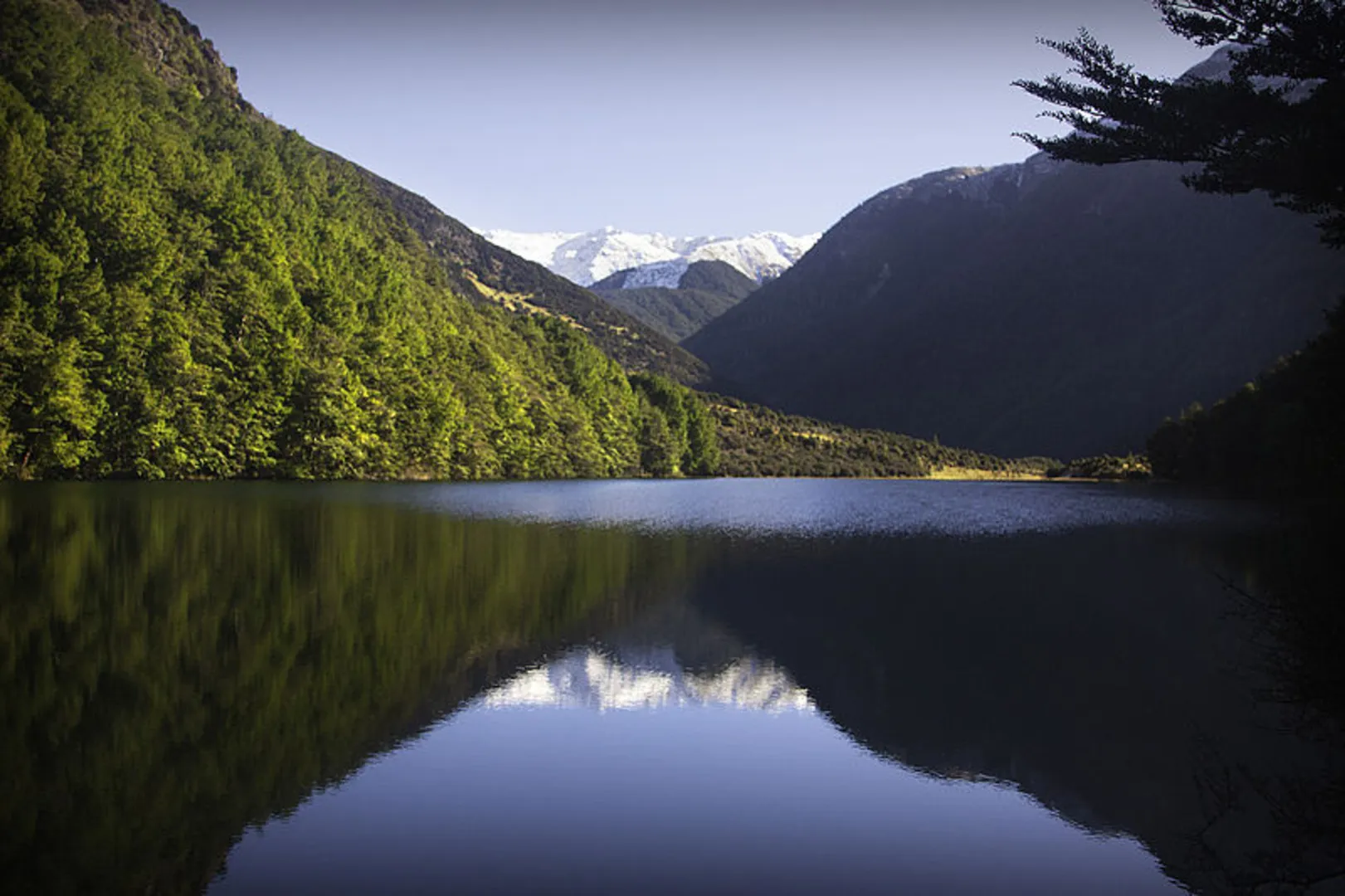 An image depicting the trail Lake Rere Walk and its surrounding area.