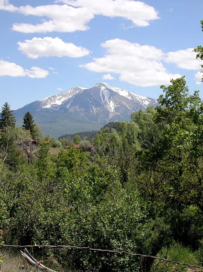 An image depicting the trail Mount Sopris via Thomas Lakes - Dinkle Lake and its surrounding area.