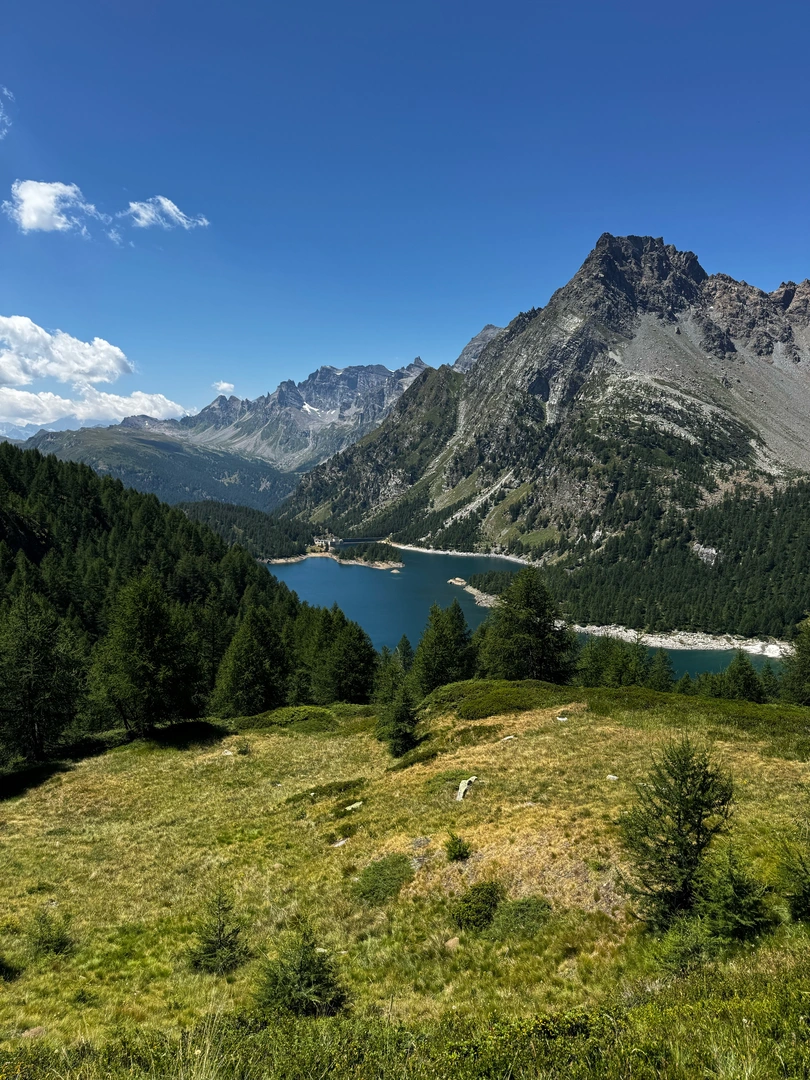 An image depicting the trail The Lower and Upper Satta Lakes via Bocchetta della Valle and its surrounding area.