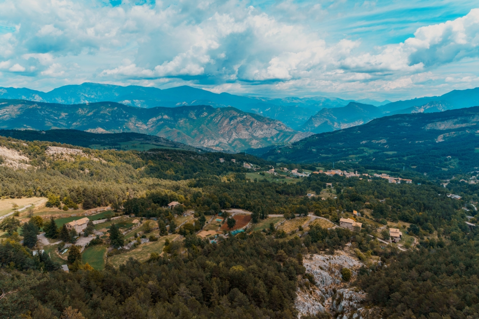 An image depicting the trail Path through the Cingles de Vallcebre PR C 128 and its surrounding area.