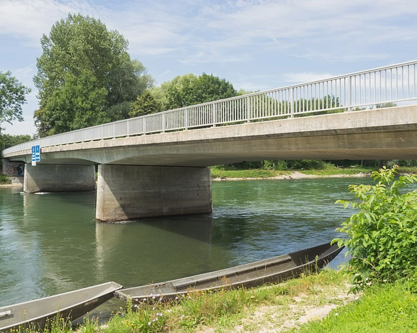 An image depicting the trail Reuss Riverside Trail and its surrounding area.
