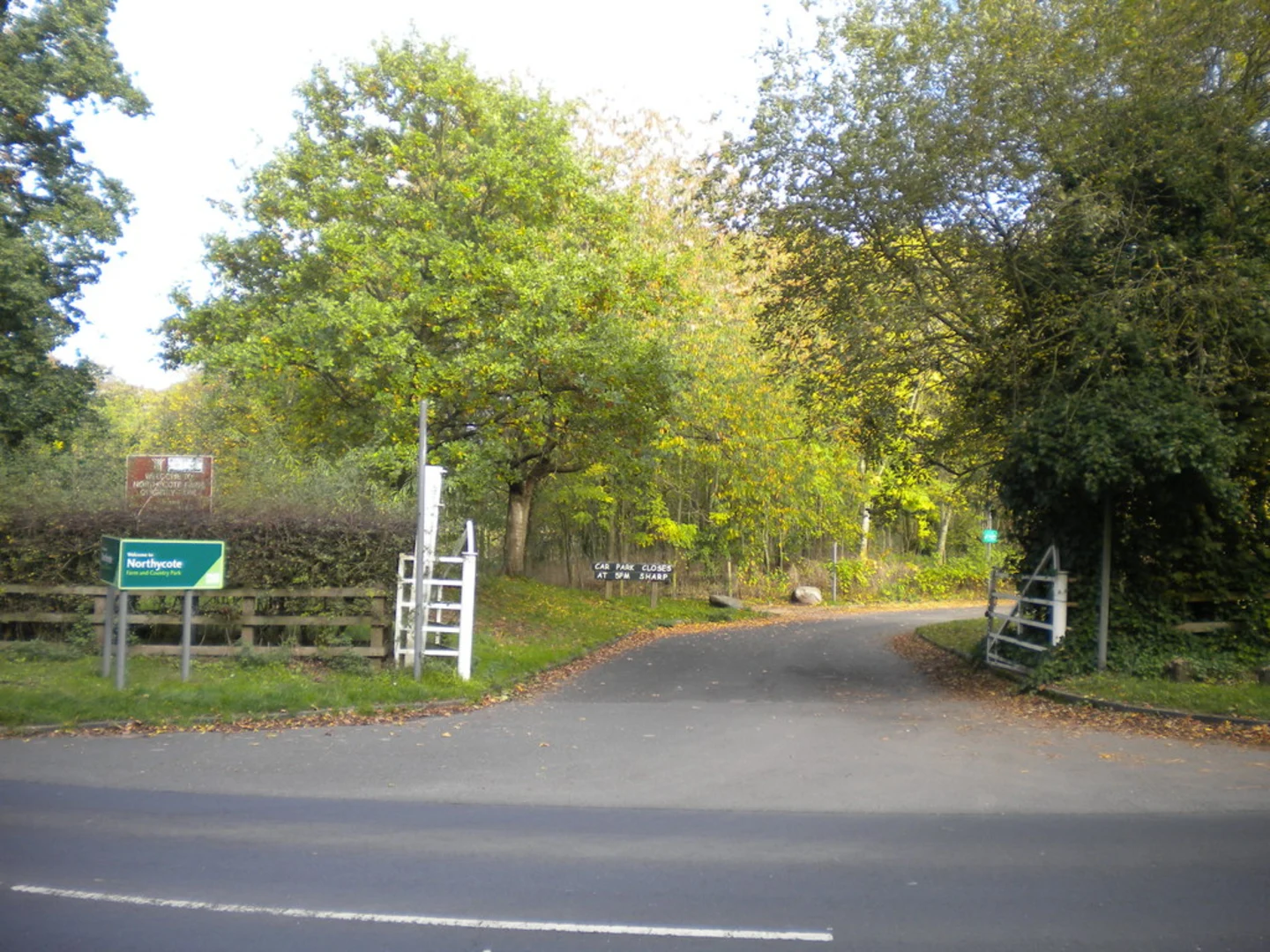 An image depicting the trail Northycote Country Park Loop and its surrounding area.