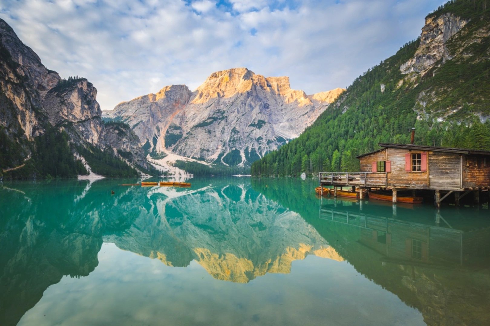 An image depicting the trail Alta Via 1 and its surrounding area.