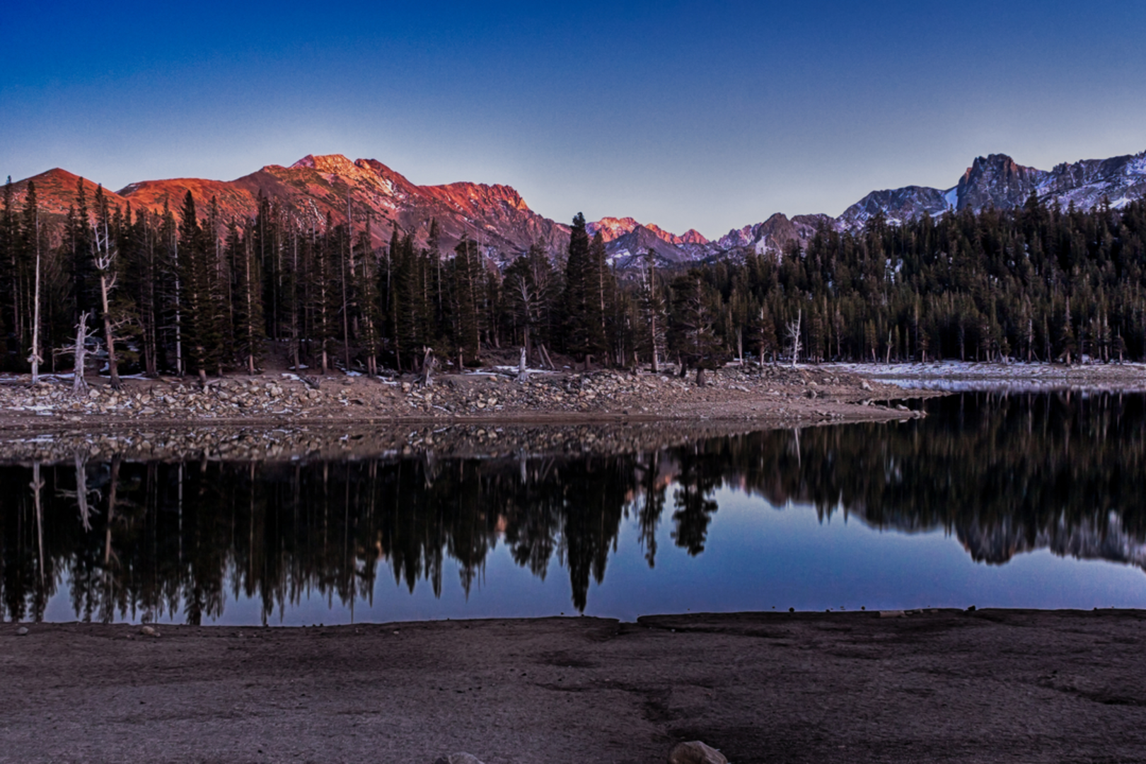 An image depicting the trail Mammoth Pass - Red’s Meadow Trail and its surrounding area.