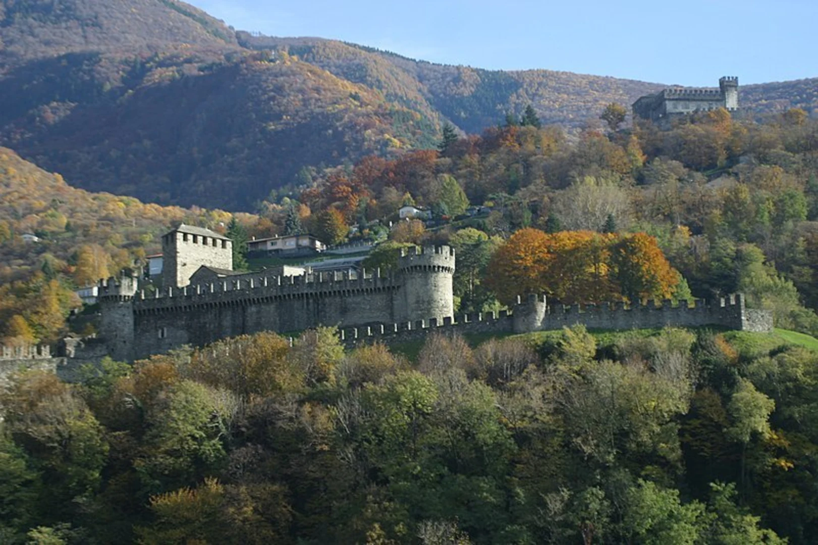 An image depicting the trail Castello di Montebello and Castello di Sasso Carbaro Loop from Bellinzona and its surrounding area.