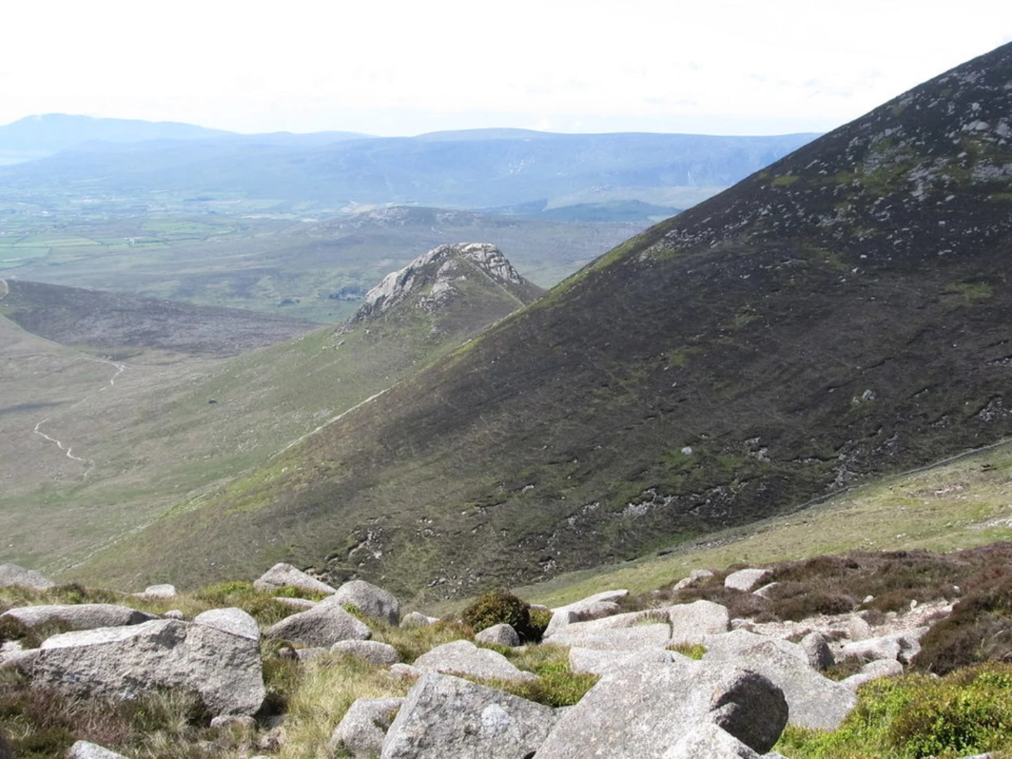 An image depicting the trail Wee Binnian Mountain Walk and its surrounding area.