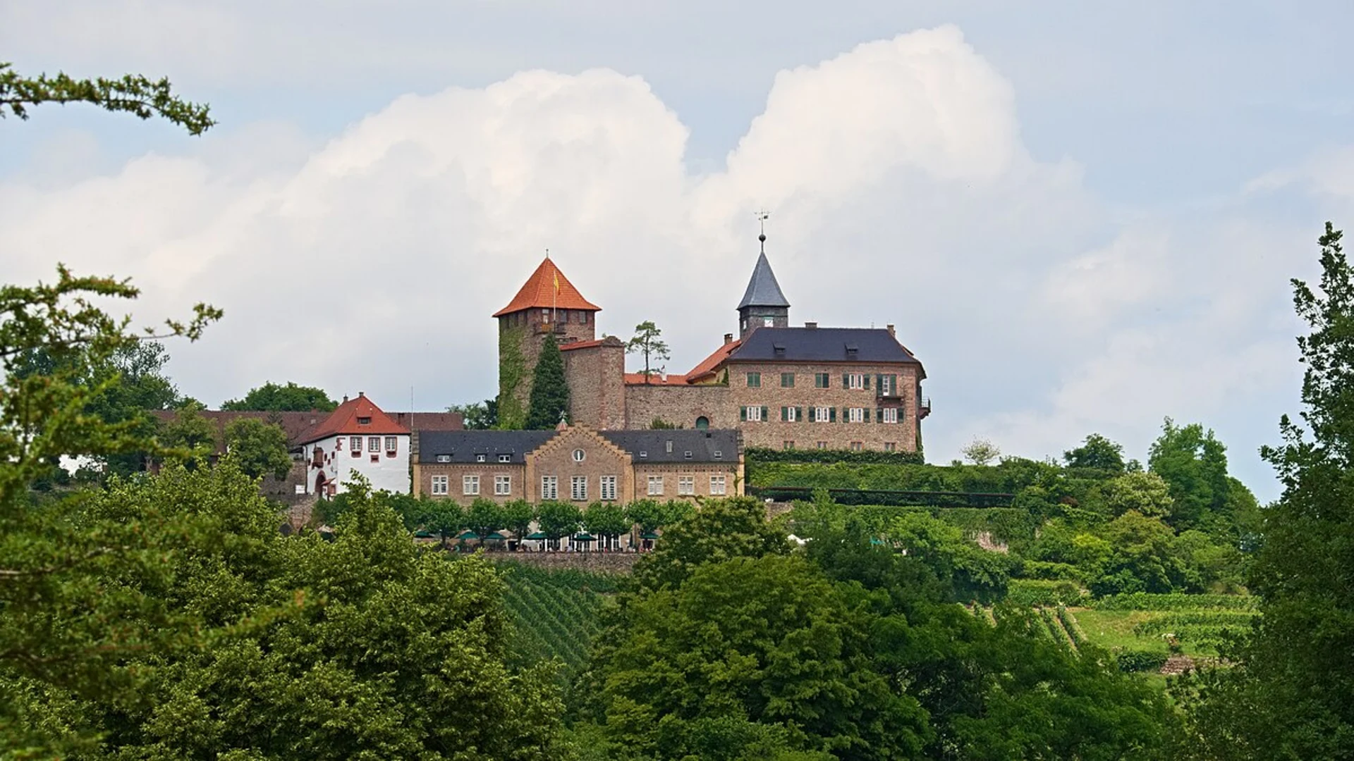 An image depicting the trail Engelskanzel and Grafensprung Loop via Gernsbacher Sagenweg and its surrounding area.