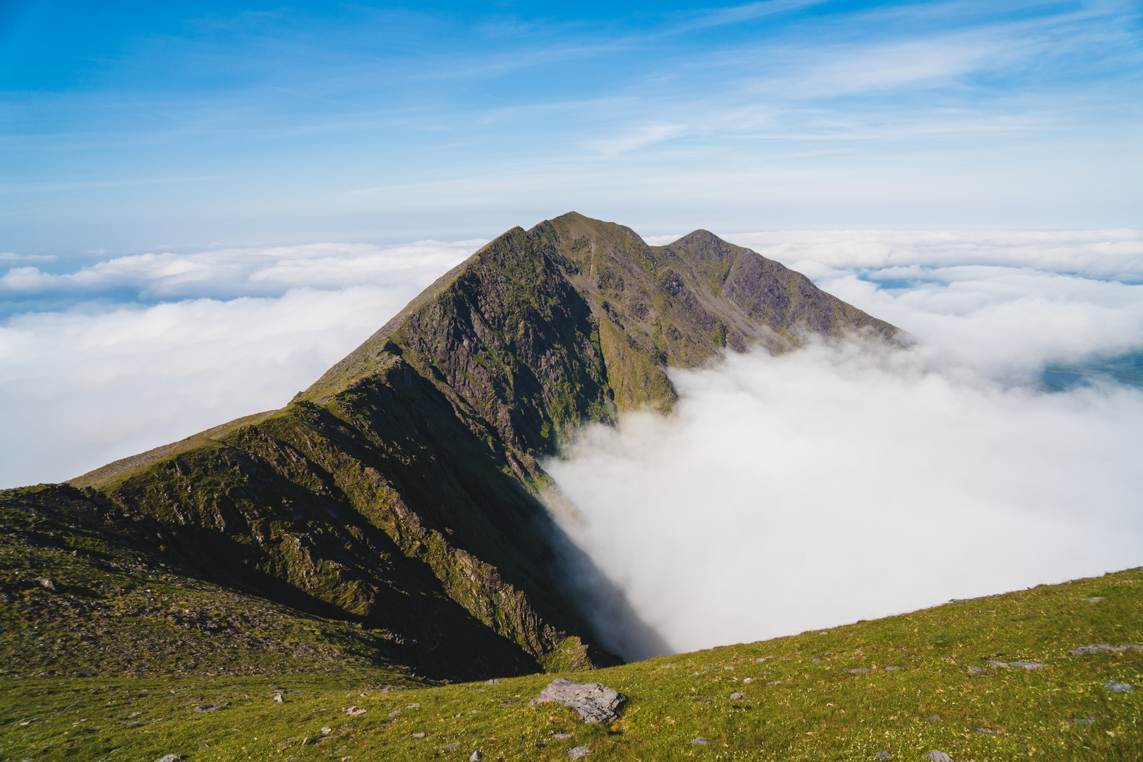 An image depicting the trail Carrauntoohil via The Heavenly Gates and its surrounding area.