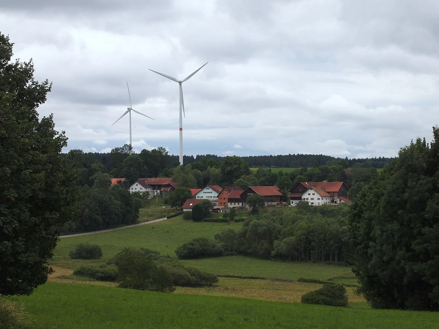 An image depicting the trail Zum Schurwald and Auf den Spuren des Kaisers and its surrounding area.
