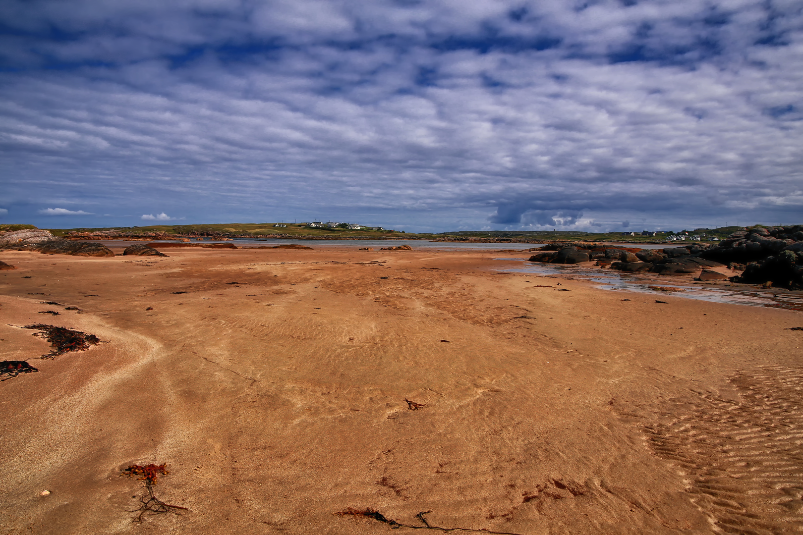 An image depicting the trail Burtonport Loop - Lúb Chroicheach Mhór and its surrounding area.
