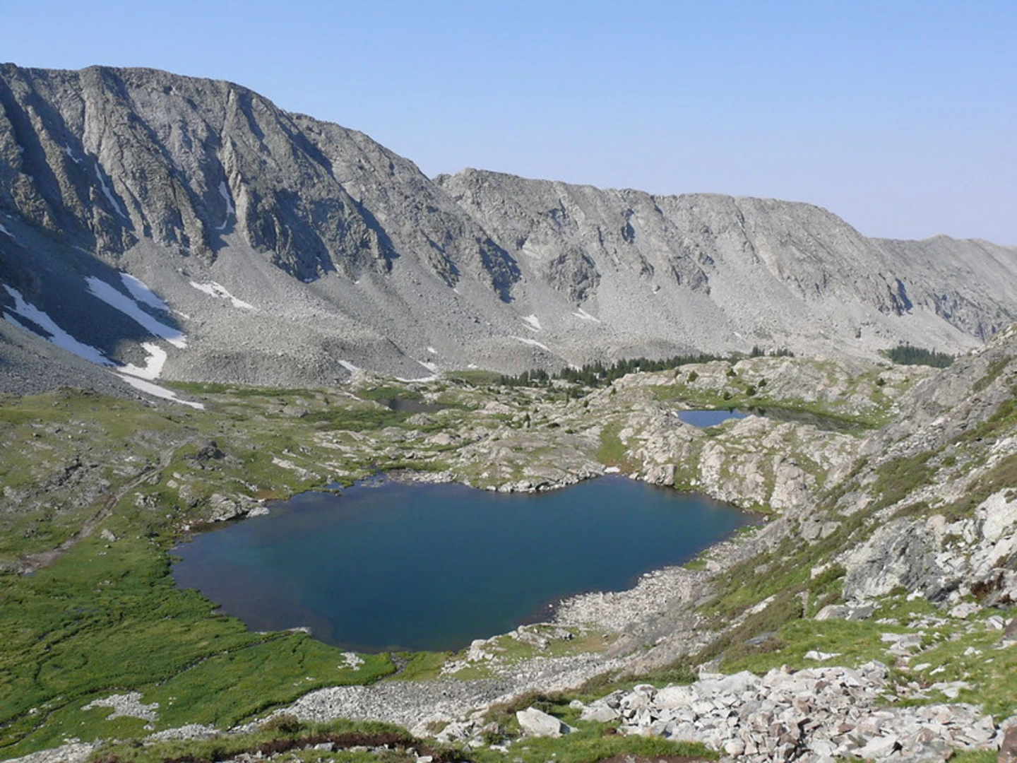 An image depicting the trail Crater Lake, Blue Lake and Lake Como and its surrounding area.