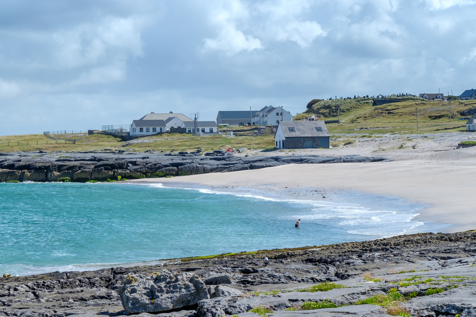 An image depicting the trail Inis Oirr - Lub Ceathru an Phoillin and its surrounding area.