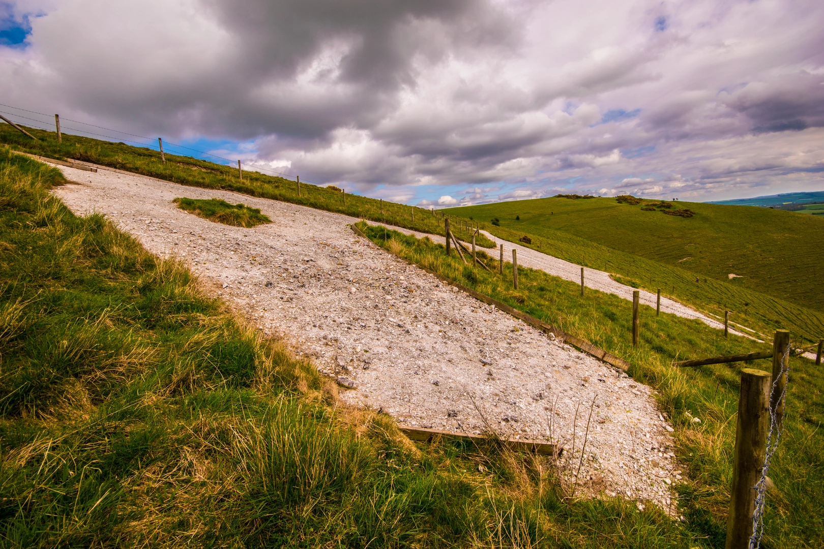 An image depicting the trail White Horse via Mid Wilts Way and its surrounding area.