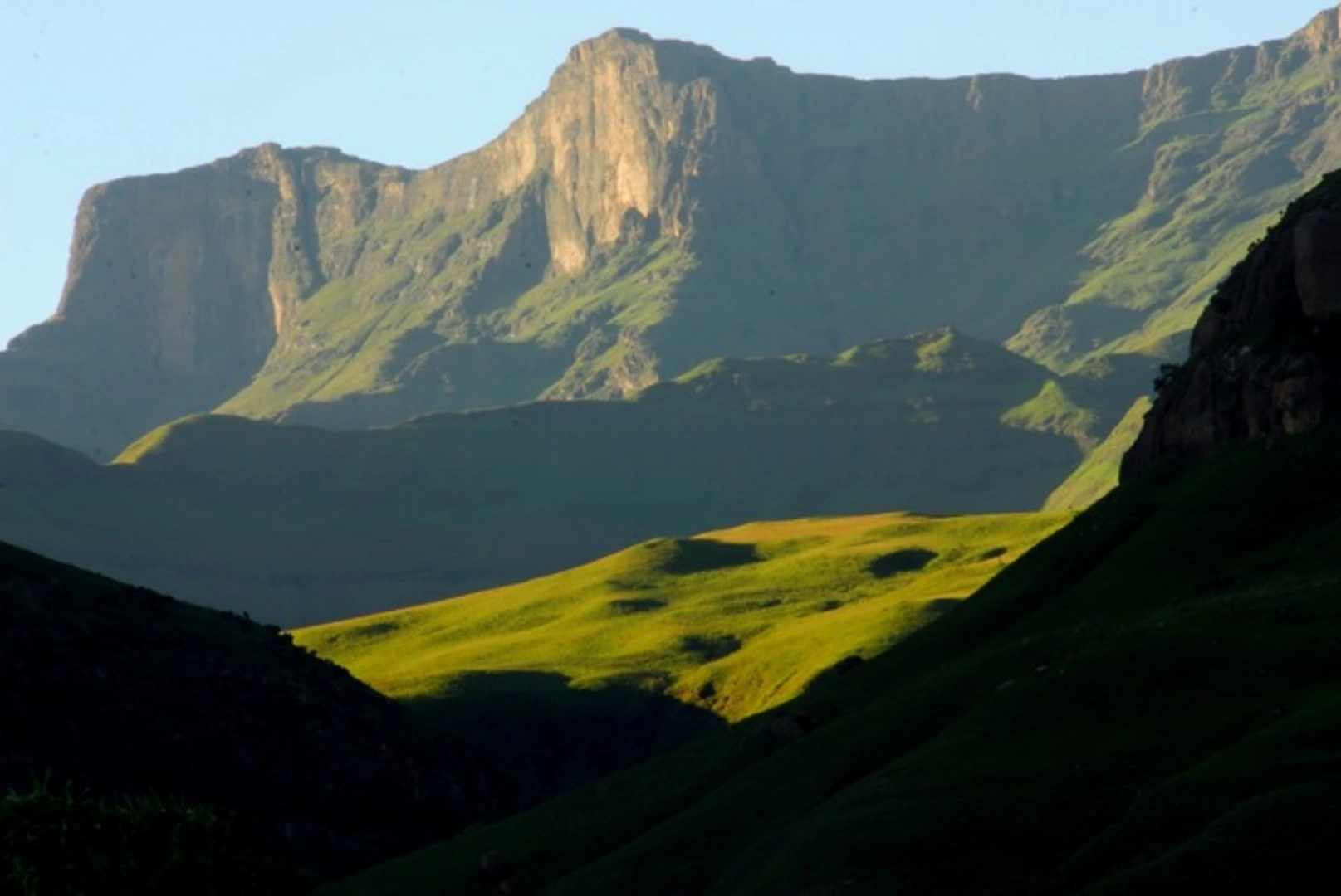 An image depicting the trail Drakensberg Grand Traverse and its surrounding area.