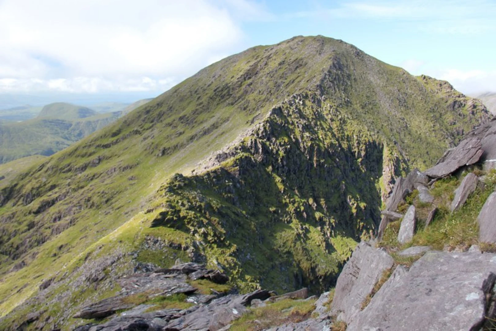 An image depicting the trail Cnoc na Péiste and its surrounding area.