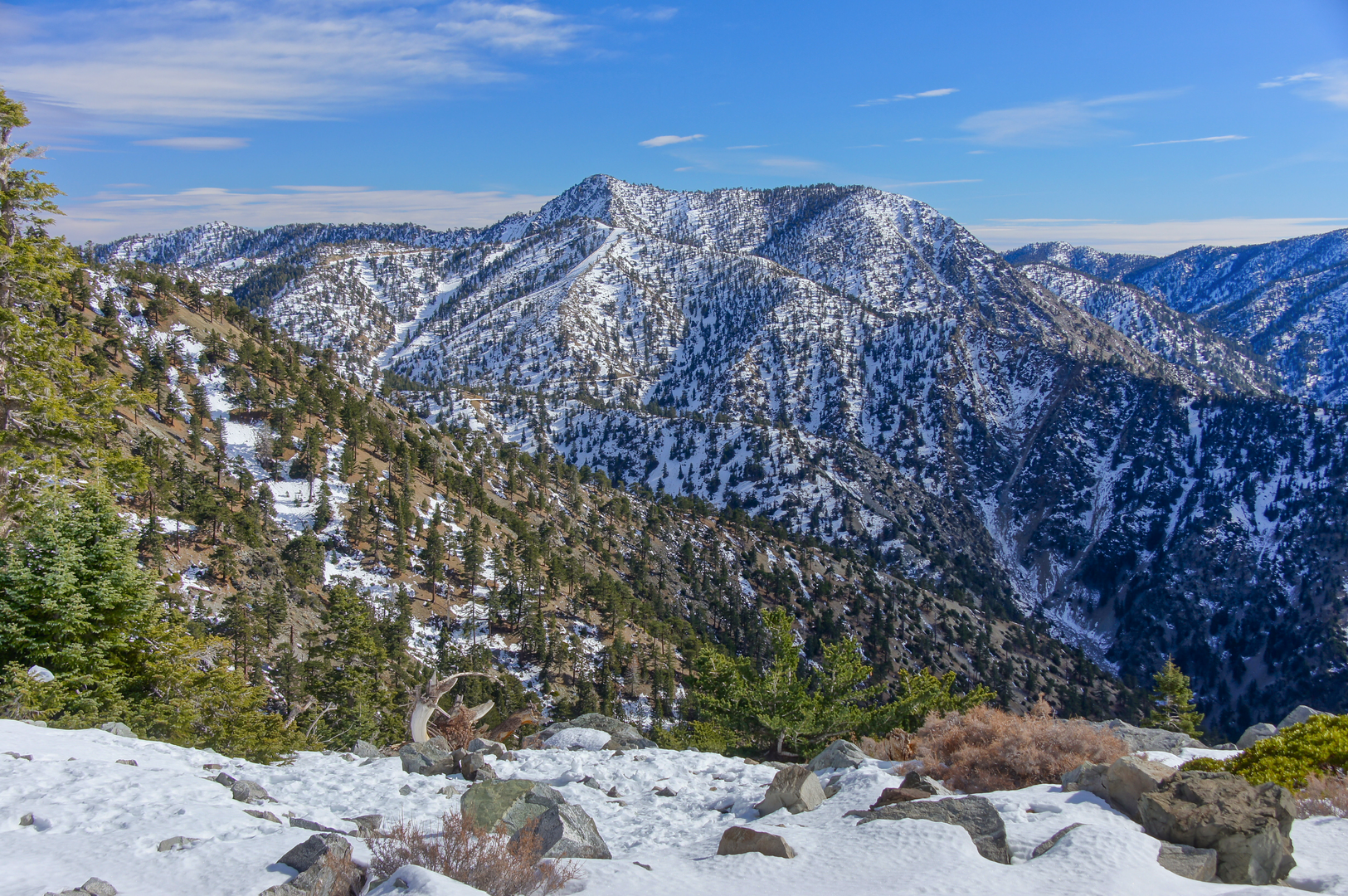 An image depicting the trail Mount San and Antonio West Baldy and its surrounding area.