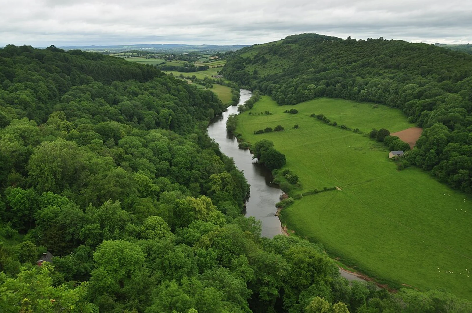 An image depicting the trail Wye Valley National Landscape Loop via Symonds Yat Rock and its surrounding area.