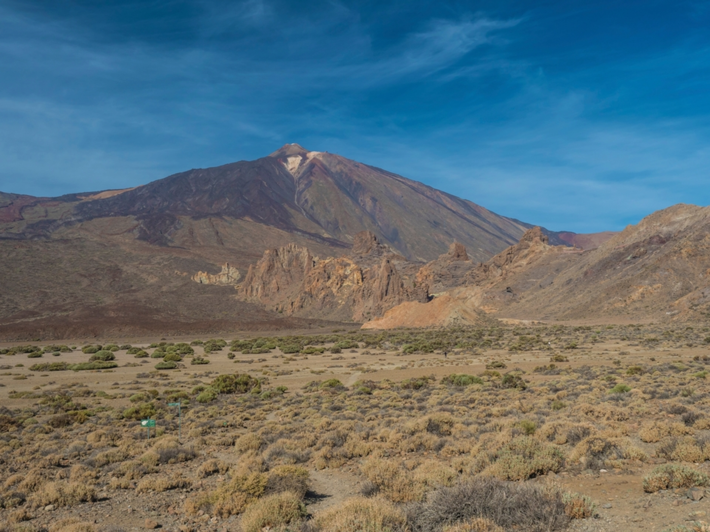 An image depicting the trail Siete Cañadas and its surrounding area.