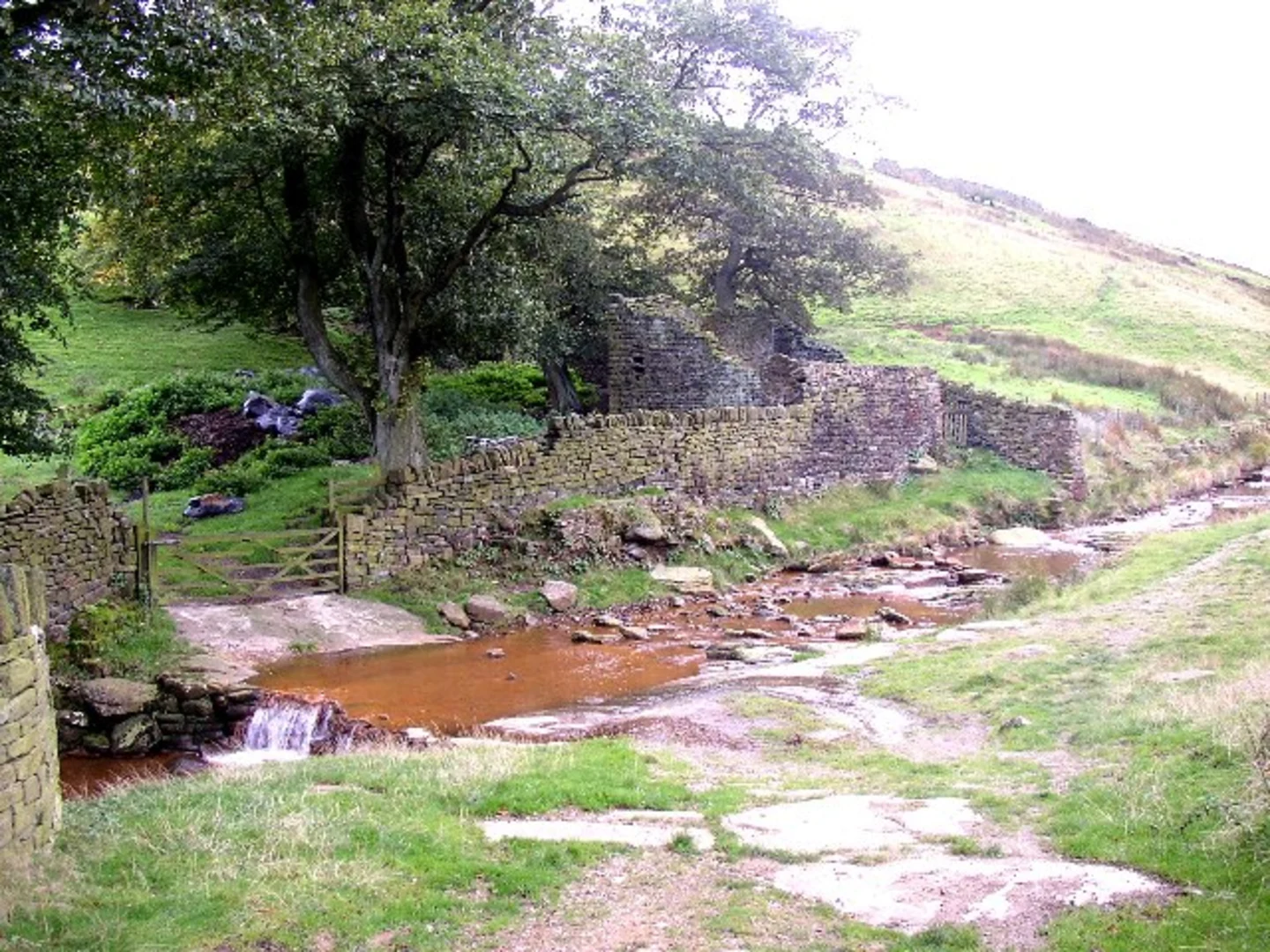 An image depicting the trail Standedge Loop via Marsden and its surrounding area.